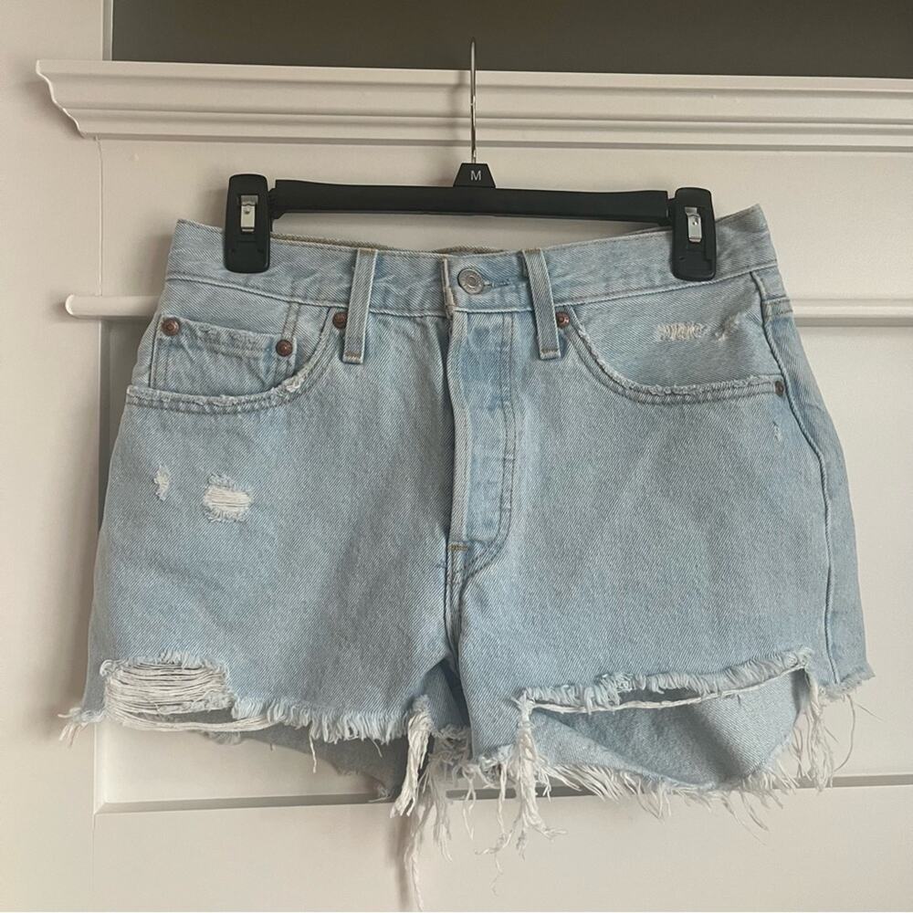 Levi’s (W27) Light wash cut off shorts